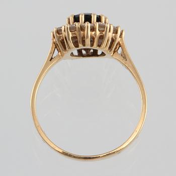 RING, 18K guld med ovalslipad blå safir samt 12 briljantslipade diamanter 0.73 ct, kattfotstämplad. Vikt 5,3 gram.