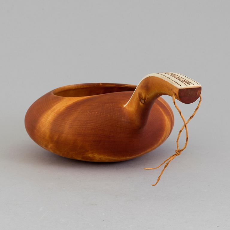 KÅSA SAMT FYRA AMULETTER, sameslöjd, horn och trä, 1900-tal.