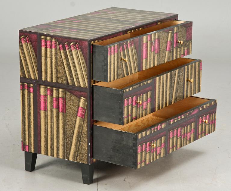 BYRÅ, med Fornasettitapet, 1900-tal, etikettmärkt.