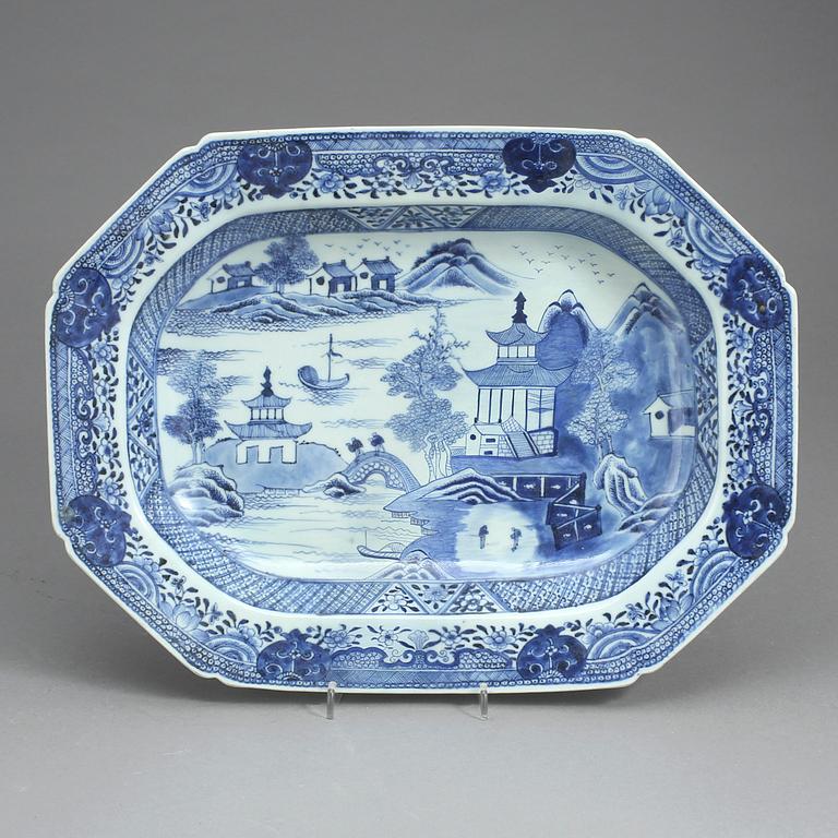STEKFAT, porslin, Kina, Qianlong (1736-95).