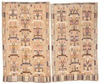 651. DRAPERIER, 1 par. "Buketter". Inplock på linnebotten. 250,5 x 152 respektive 256 x 158 cm.