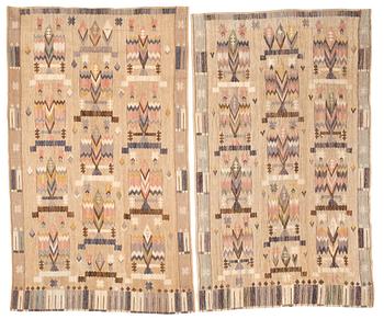 651. DRAPES, 1 pair. "Buketter". Inlay on linen ground (inplock på linnebotten). 250,5 x 152 as well as 256 x 158 cm.