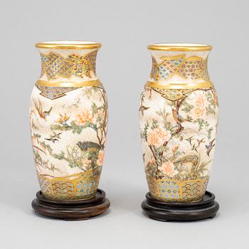 Two Japanese satsuma vases and a box with cover, early 20th Century.