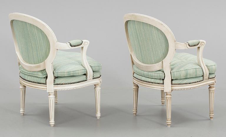 KARMSTOLAR, ett par, gustaviansk stil, 1900-talets första hälft.