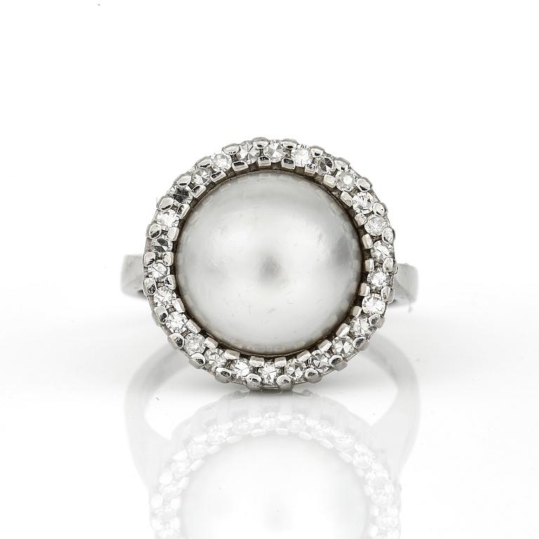 RING, med oäkta pärla och briljantslipade diamanter totalt ca 0,36 ct, Markströms, Uppsala, 1971.