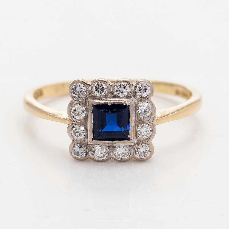Ring, 18K guld, safir och briljantslipade diamanter, England.