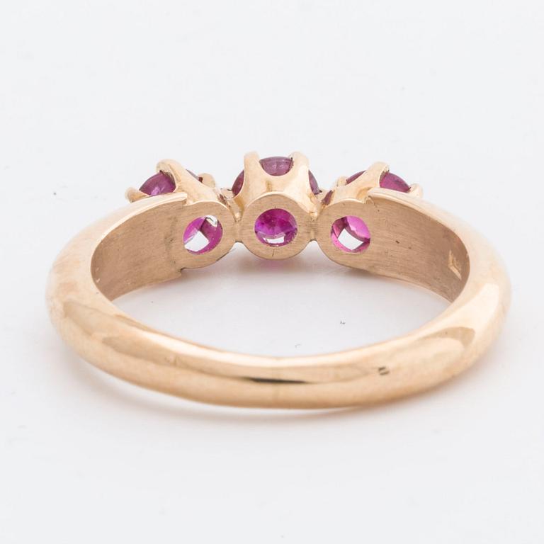 RING 18K gold w 3 rubies.