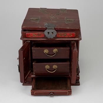 A 20th century chinese jewellery box.