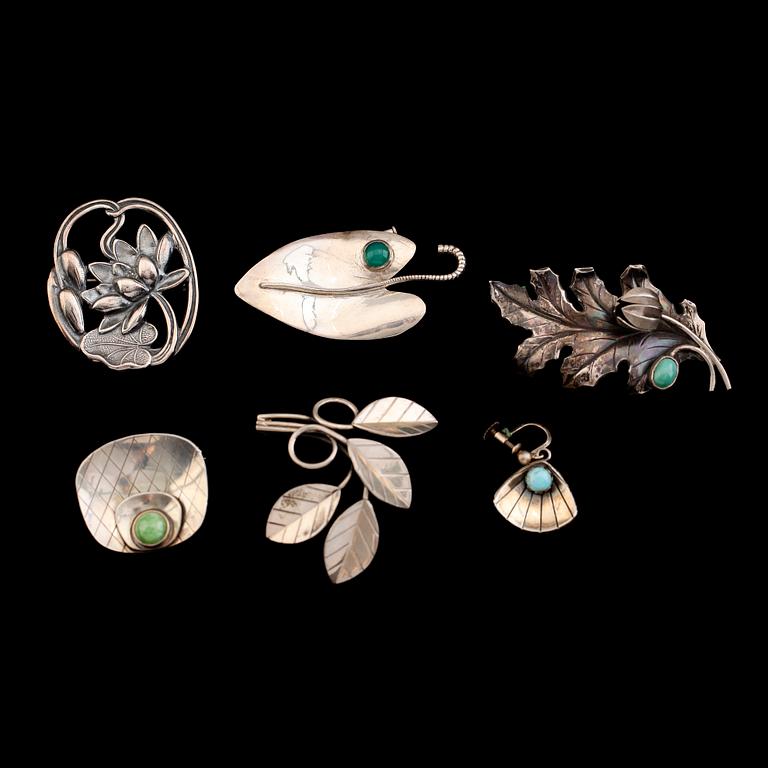 BROSCHER, 5 st samt ÖRHÄNGE, silver, 1900-talets mitt. Vikt ca 49 gram.