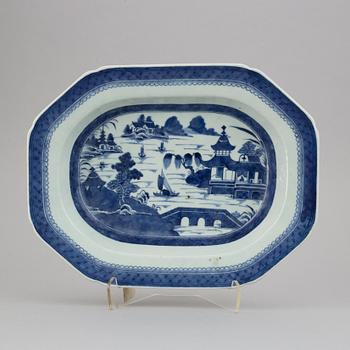 A blue and white tureen stand, Qing dynasty, 19th Century.