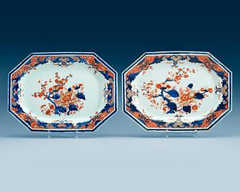 1684. A pair of imari serving dishes, Qing dynasty, Kangxi (1662-1722).