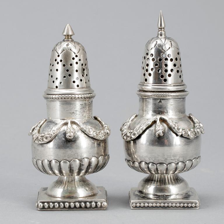 STRÖARE, ett par snarlika, silver, oidentifierade stämplar, omkring 1900. Vikt ca 110g.