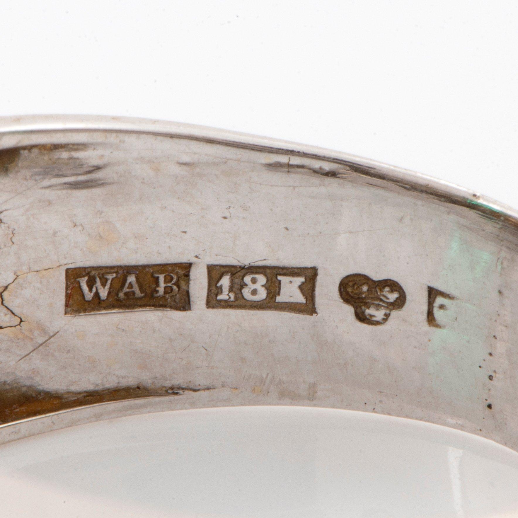 WA Bolin ring 18K vitguld med en fasettslipad smaragd samt gammal-, åttkant- och baguetteslipade diamanter.