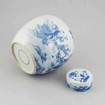 A large blue and white jar, Qing dynasty, 19th Century.