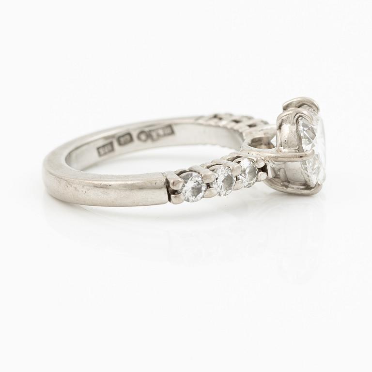 Ring 18K vitguld med hjärtformad briljantslipad diamant.