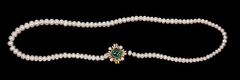 COLLIER, sötvattenpärlor med lås i 18 K guld med turmalin, 1957.