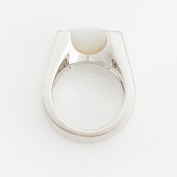 An 18K white gold Cartier ring with a cabochon-cut moonstone.