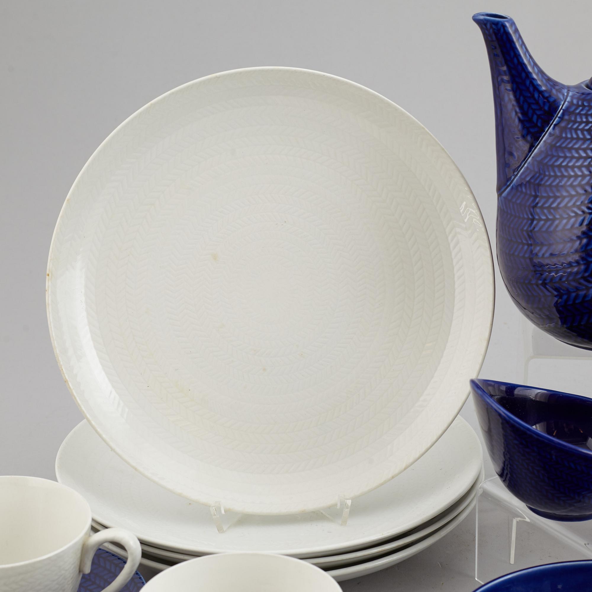 A Hertha Bengtsson Rörstrand dinner service, 20th Century. (16 pieces).
