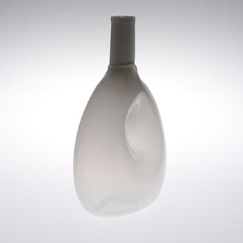 OIVA TOIKKA, A DECORATIVE BOTTLE. Signed Oiva Toikka, Nuutajärvi Notsjö. 1970s.