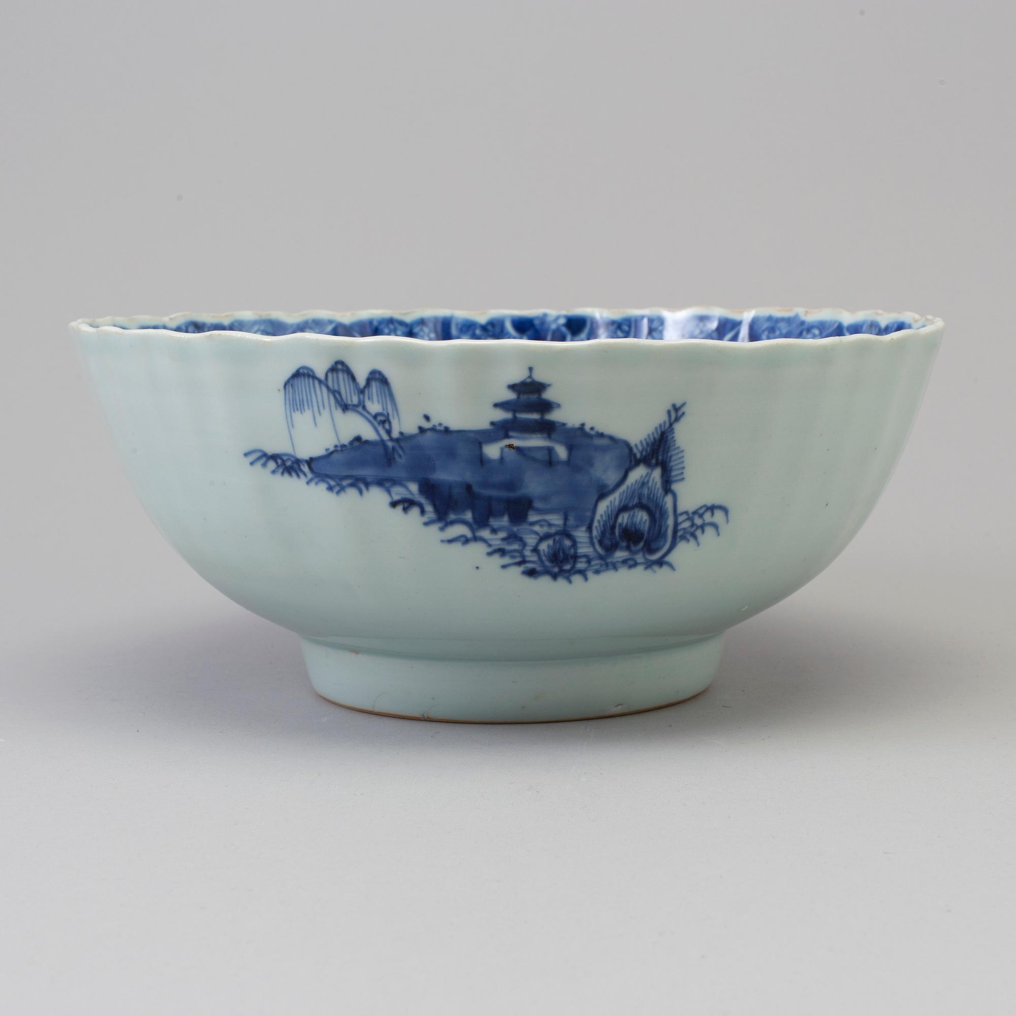 A blue and white export porcelain bowl, Qing dynasty, Qianlong (1736-95).