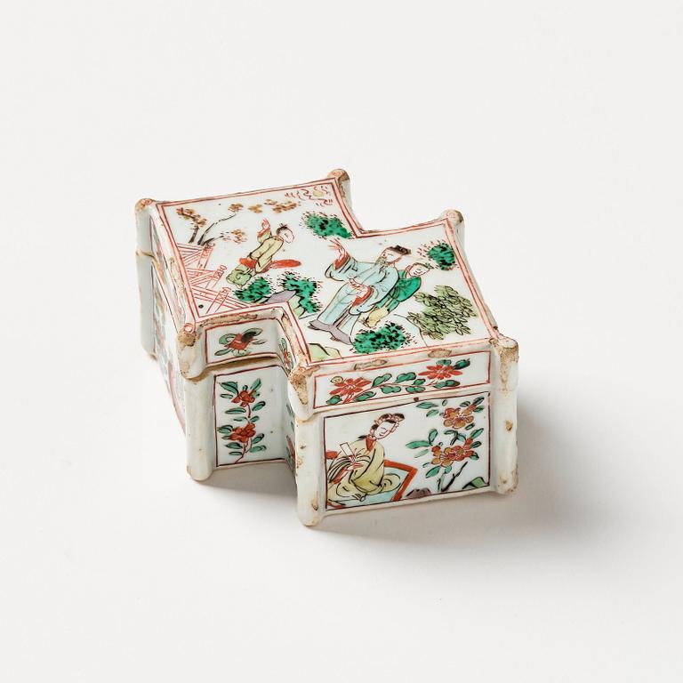 A famille verte box with cover, Qing dynasty, 17th century.