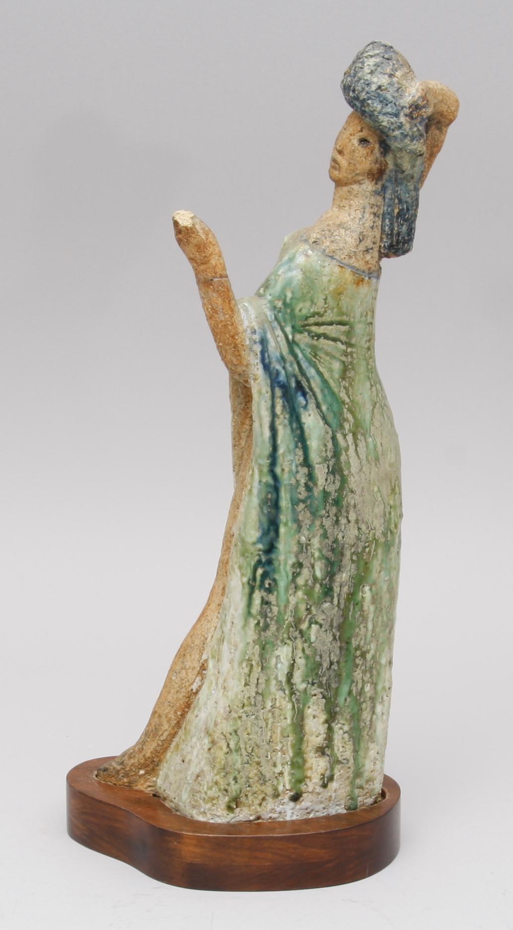 FIGURIN. Stengods. Gustavsberg. Sign o dat. 1943.