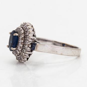 Sormus, n. 14K valkokultaa, safiireja ja timantteja yht. n. 0.40 ct.