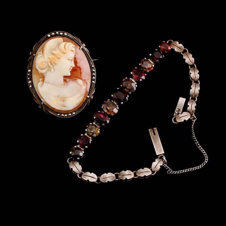 ARMBAND OCH BROSCH, silver, 1900-talets mitt.