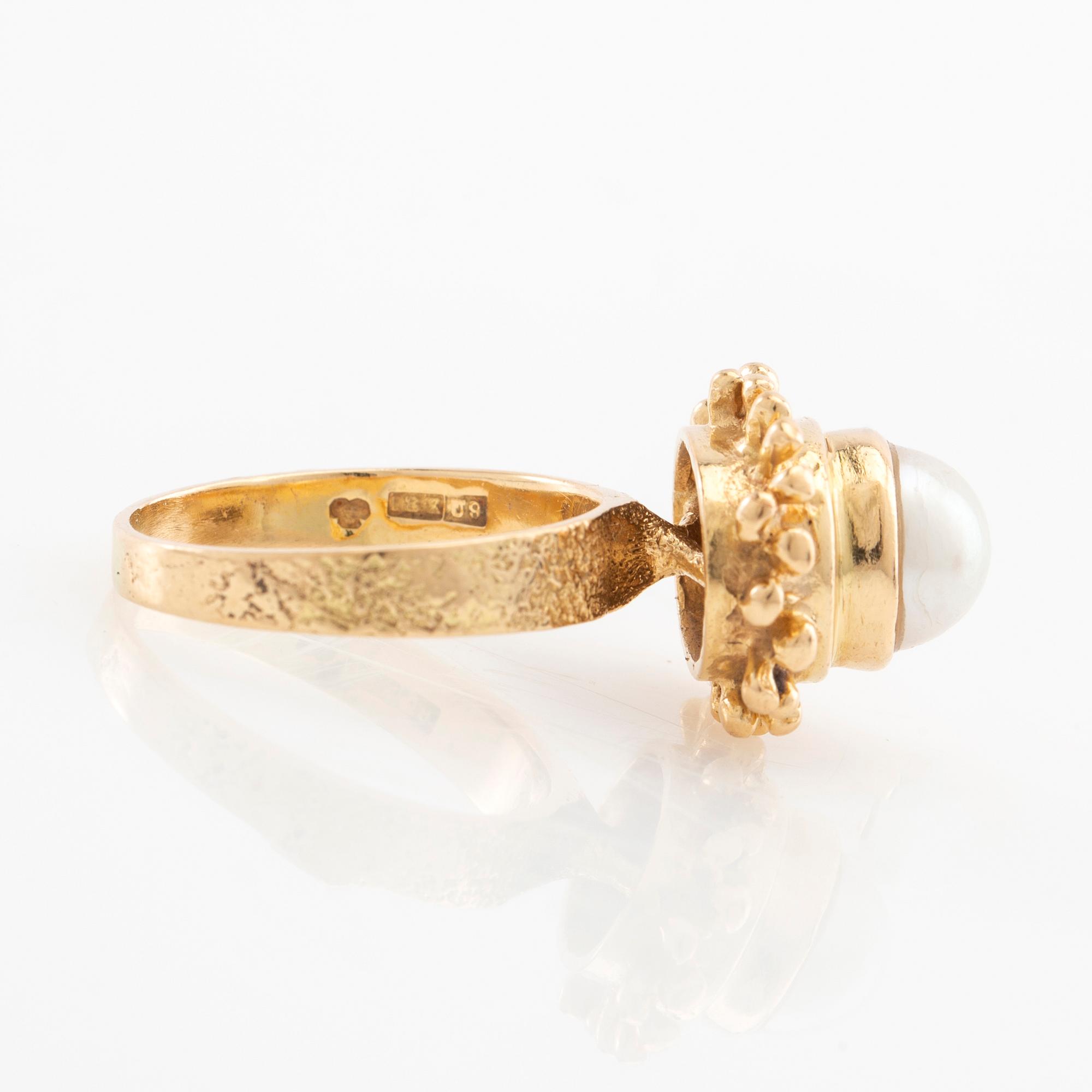 Ring 18K gold with a cultured pearl, G. Dahlgren & Co Malmö 1970.
