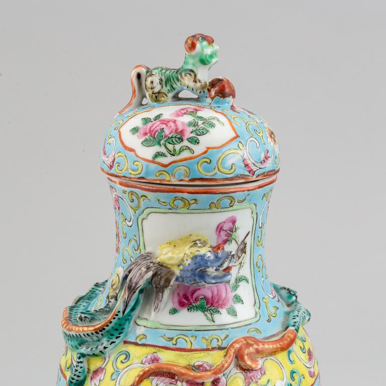 A pair of famille rose canton porcelain vases with covers, Qing dynasty, late 19th century.