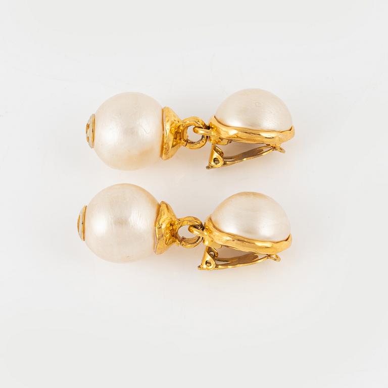 Chanel, earrings, a pair circa 1990.