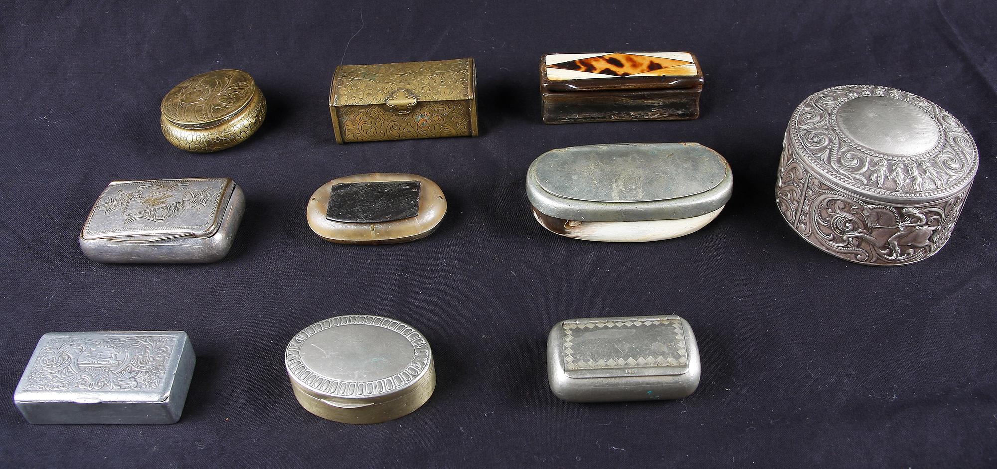 DOSOR , 10 st, flertal material bla mässing, nysilver, horn. 1800-1900-tal.