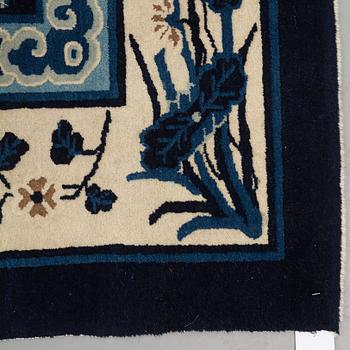 Matto, a semi-antique China, ca 348,5-350 x 279,5-282,5 cm.