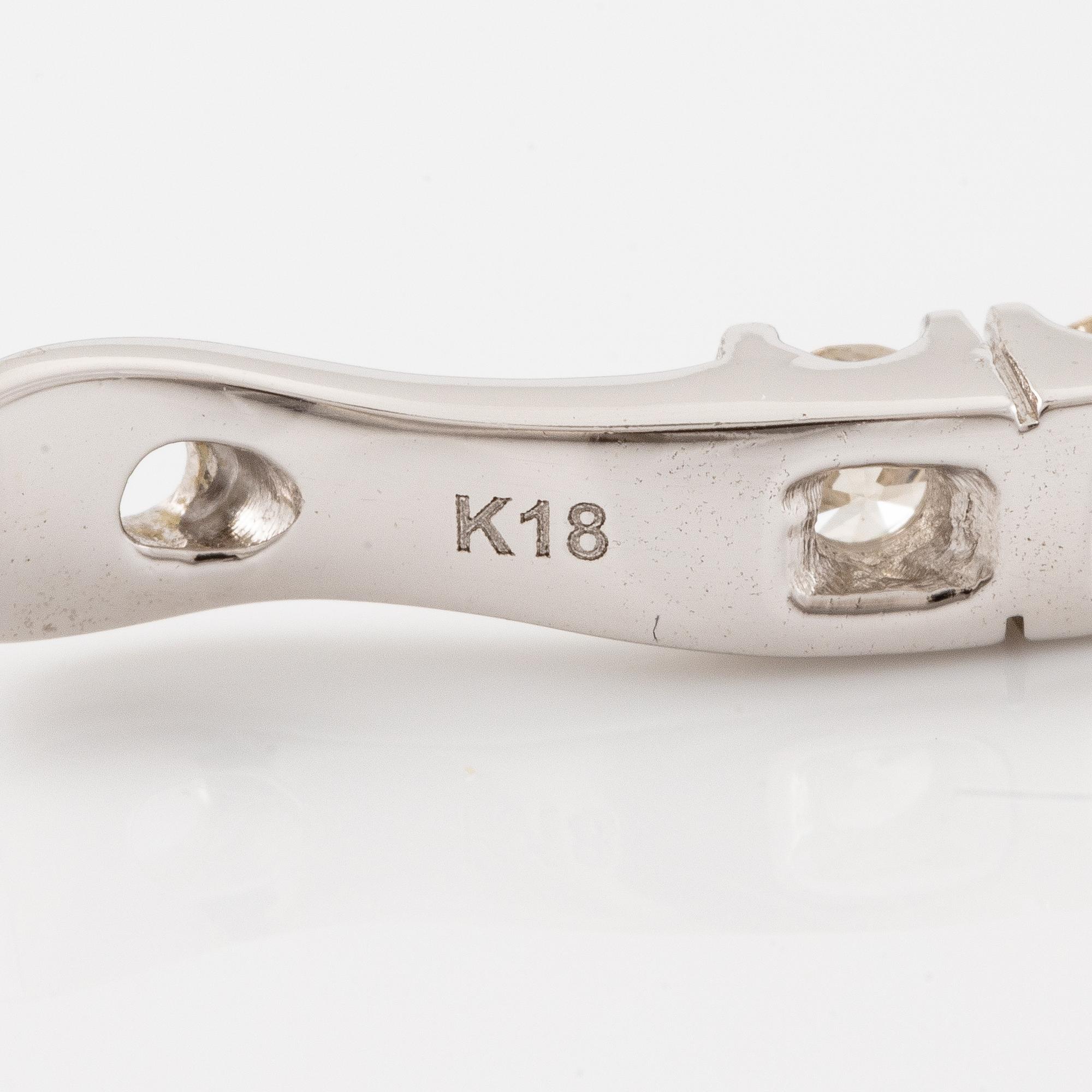 Örhängen, ett par, kreoler 18K vitguld med briljantslipade diamanter.