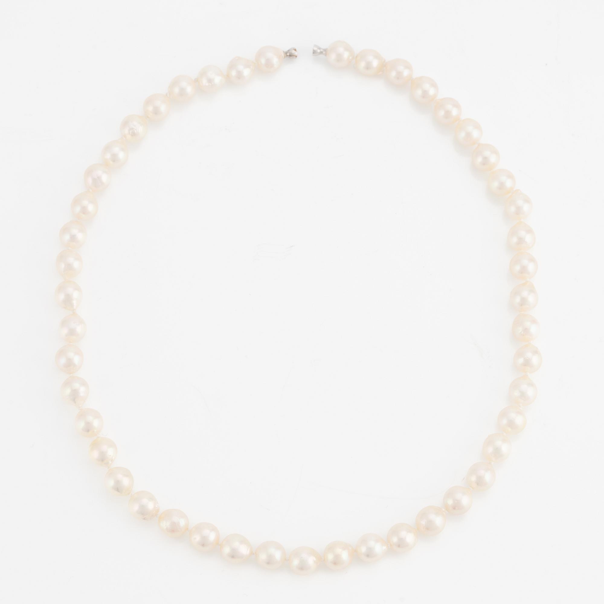 Cultured pearls necklace.