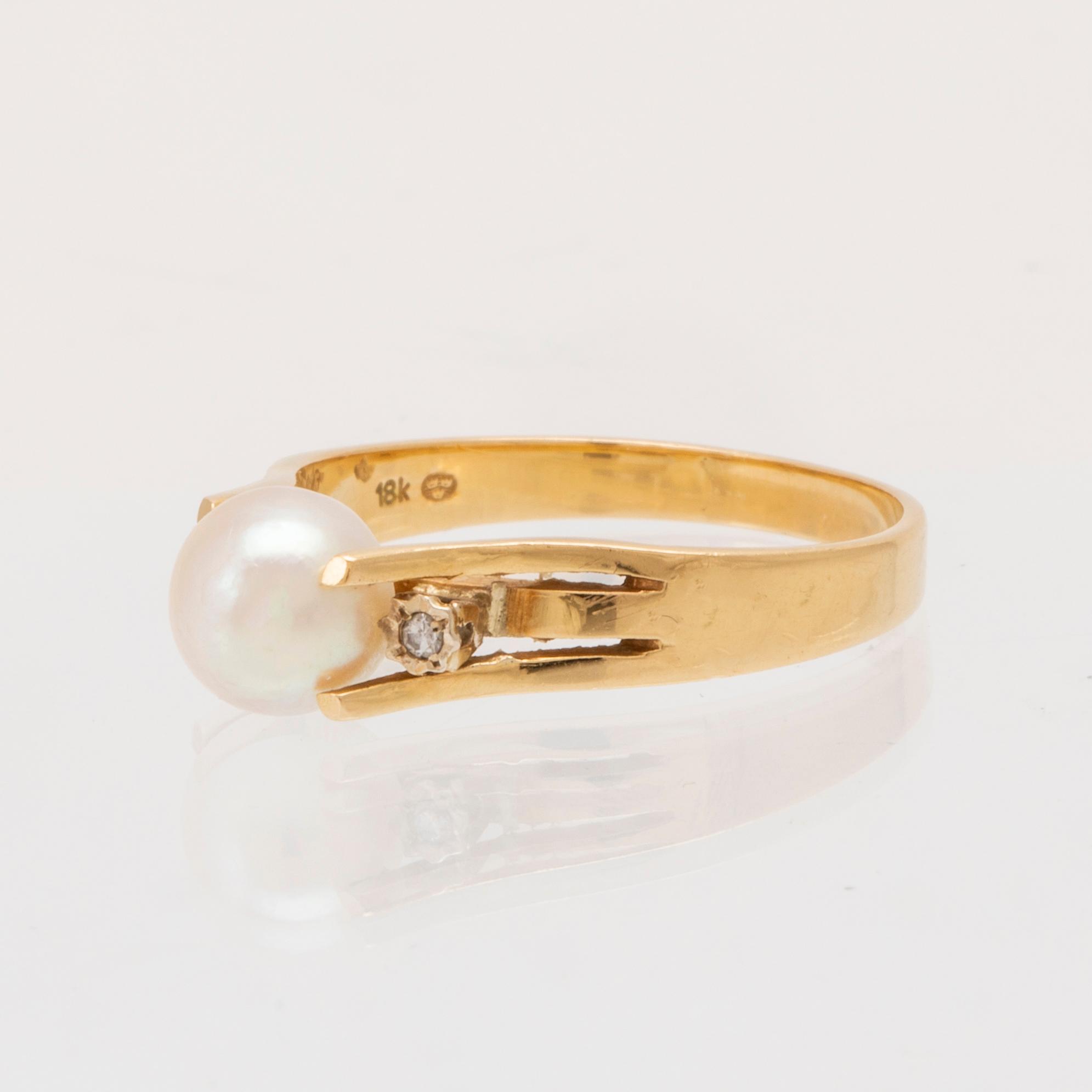 Ring 18K gold with a cultured pearl and round single-cut diamonds.