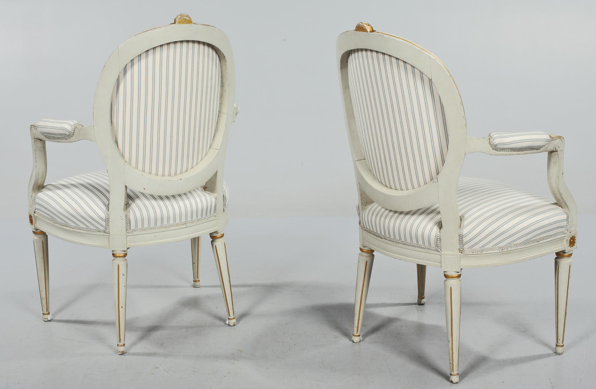KARMSTOLAR, ett par, gustaviansk stil, 1900-talets andra hälft.