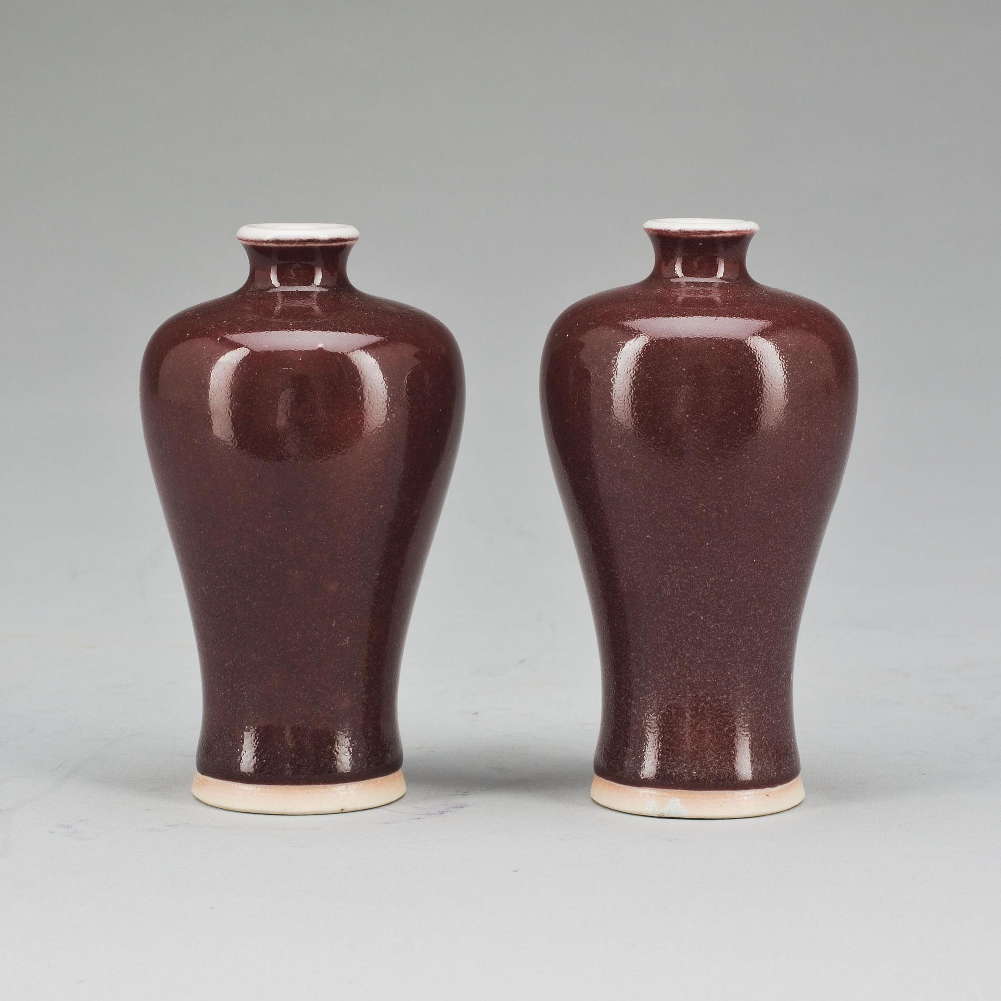 VASER, ett par. Porslin, Kina, modern tillverkning.