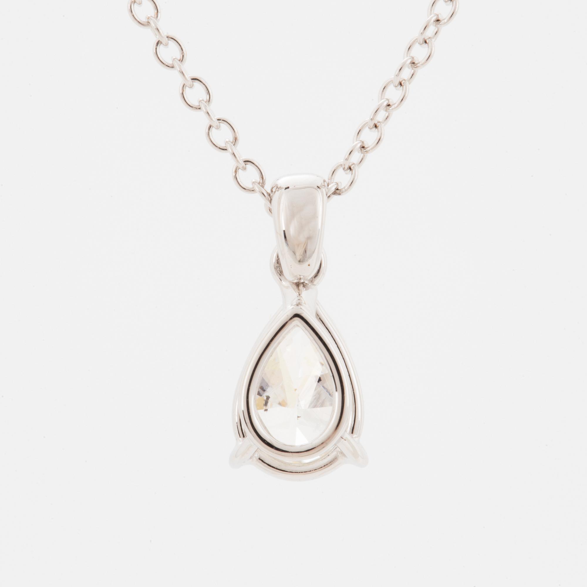 COLLIER, med droppformad diamant 1,01 ct, med GIA certifikat.