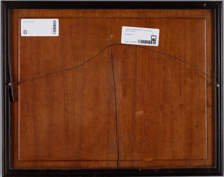 VÄGGPLAKETT, trä och sten. Kina. 1900-tal.