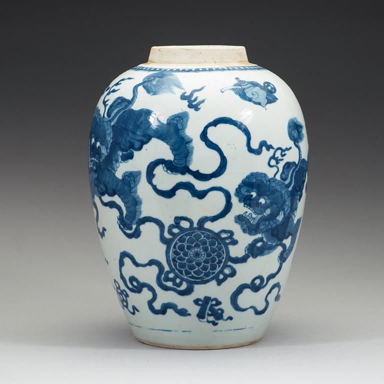 A large blue and white jar, Qing dynasty, 19th century.