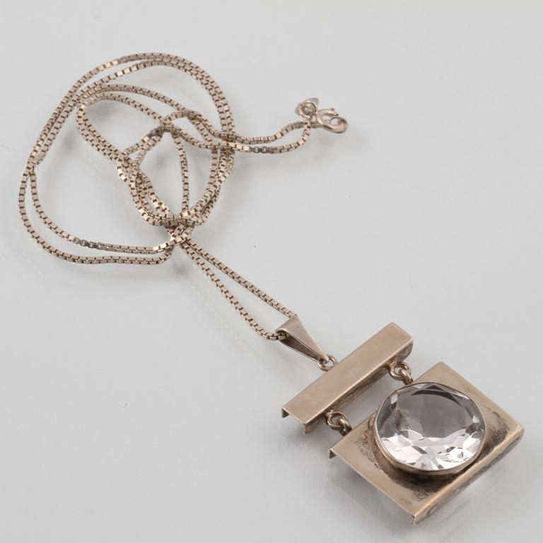 HÄNGE, sterlingsilver med fasettslipad bergkristall, stämplat A/K. Vikt 20,4 gram.