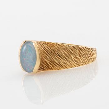 Ring 18K gold with an opal triplet.
