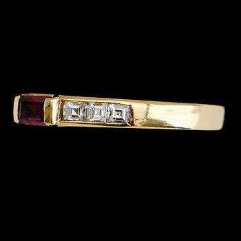RING, 18 k guld, rubin och baguettslipade diamanter.