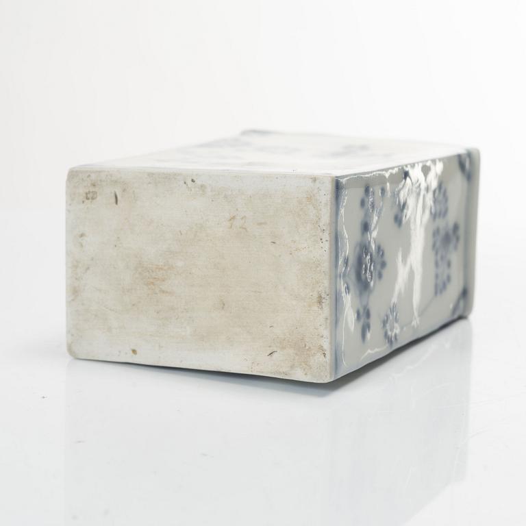 A 'Mussel-pattern' porcelain teacaddy, probably Germany,19th century.