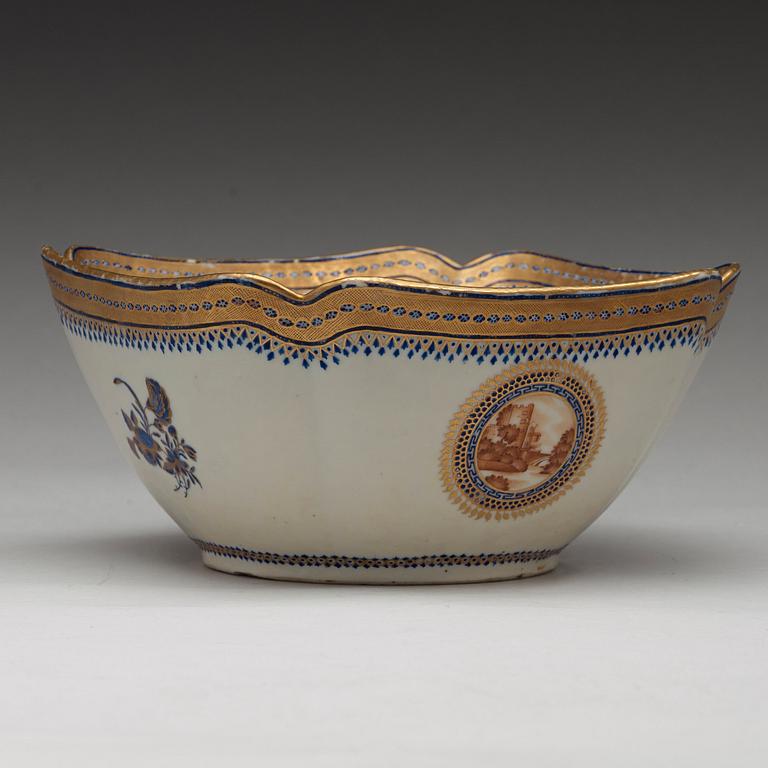 An enamelled export bowl, Qing dynasty, Jiaqing (1796-1820).