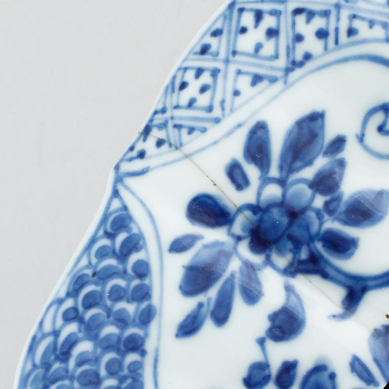 A blue and white dish from China, Kangxi (1662-1722).