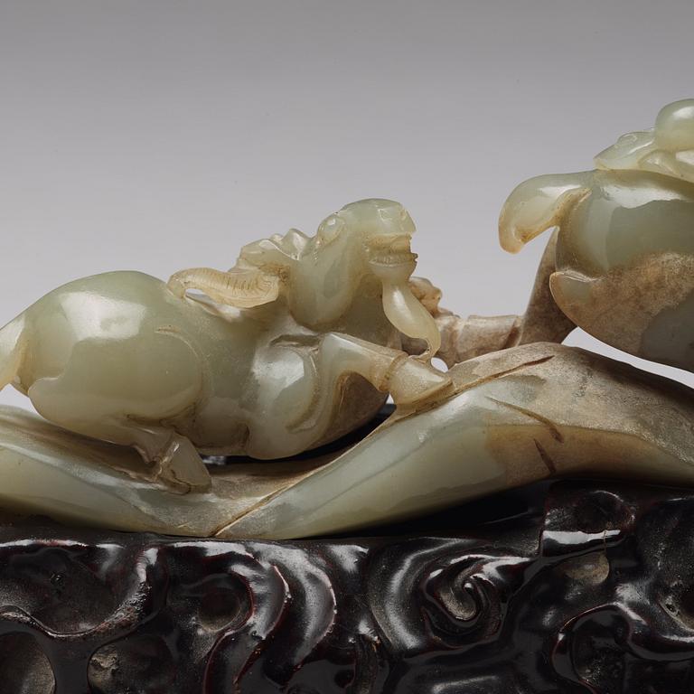 SKULPTURGRUPP, nefrit. Kina.