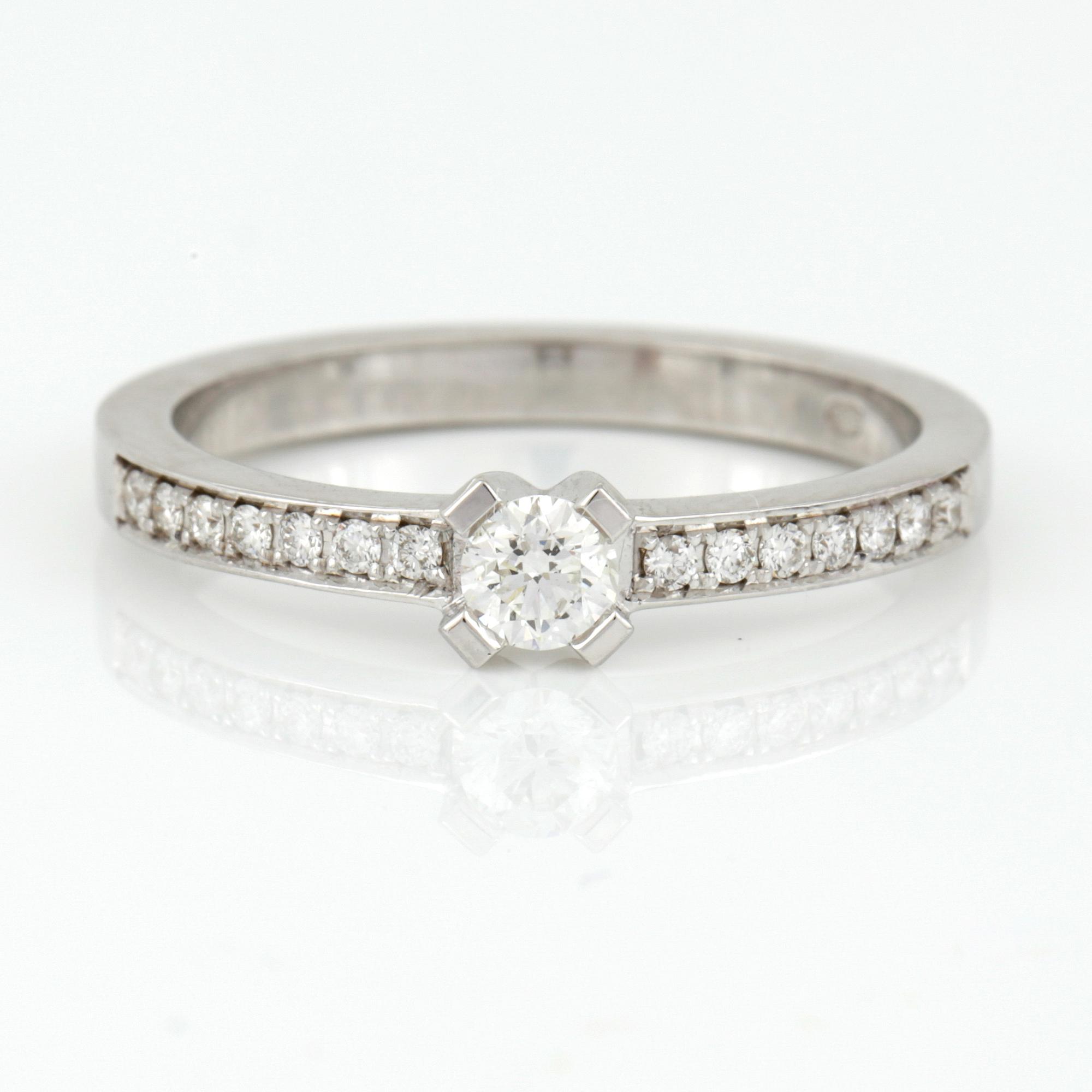 RING, 14K vitguld med briljantslipade diamanter, tot ca 0,32 ct. Vikt 3,20 g.