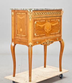 SEKRETÄR, gustaviansk stil. Julius Anderssons möbelfabrik, Hälsingborg. 1915.